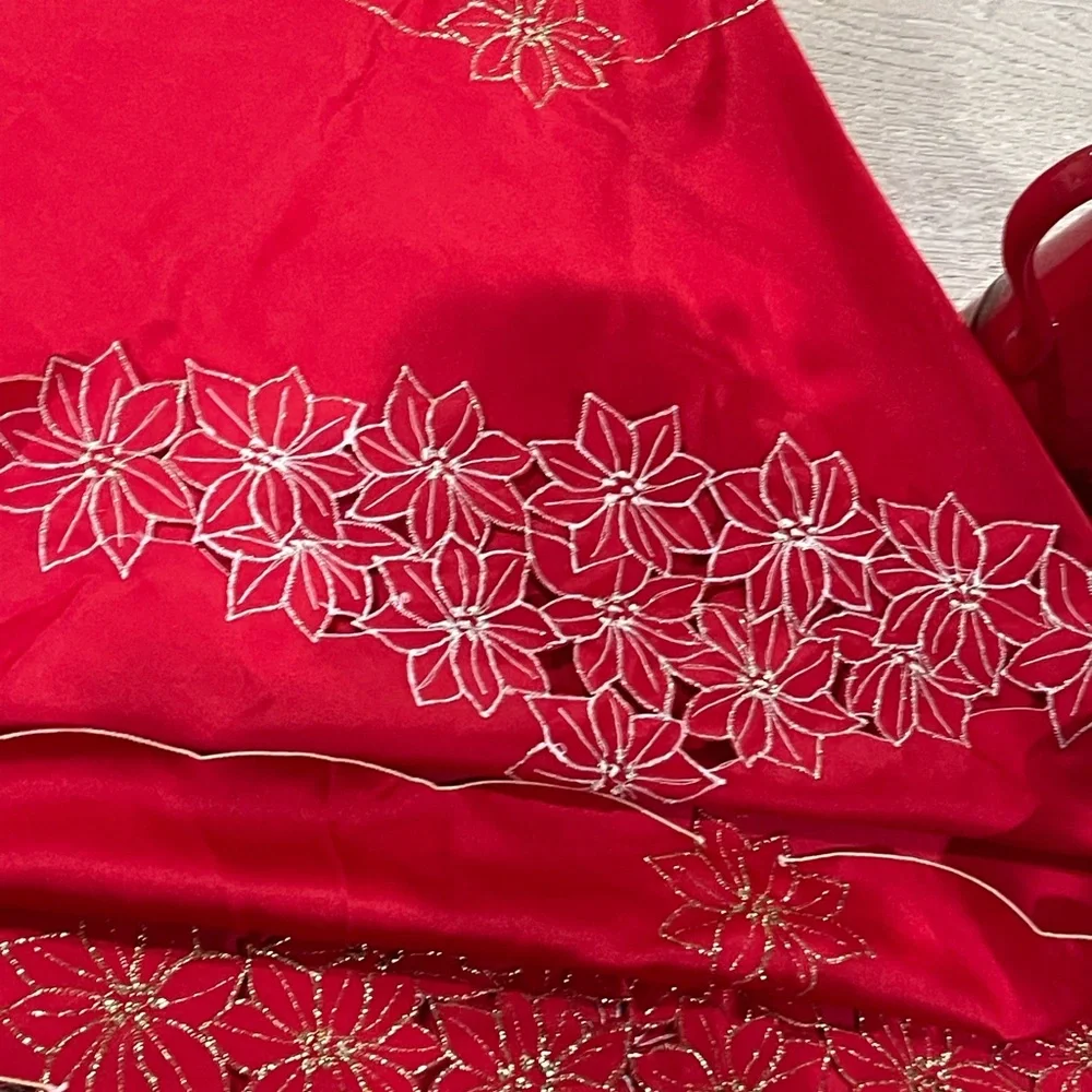 Poinsettia Cluster Round Red Tablecloth